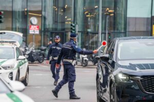 Agente travolto a un posto di blocco. Ma in piazza si scende solo per Ramy