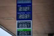Prezzi benzina e diesel in un distributore di carburante