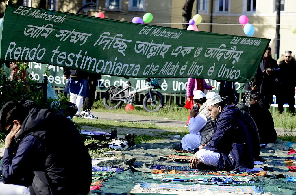 Musulmani pregano in un giardino pubblico a Roma durante l’Eid al-Fitr