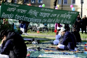 Musulmani pregano in un giardino pubblico a Roma durante l’Eid al-Fitr