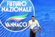 Vannacci presenta il suo programma. Meloni lo stronca: «Aiuta la sinistra»