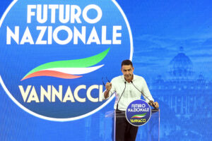 Vannacci presenta il suo programma. Meloni lo stronca: «Aiuta la sinistra»