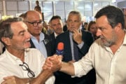 Matteo Salvini stringe la mano ad Attilio Fontana al Meeting di Rimini