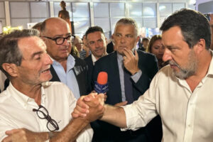 Matteo Salvini stringe la mano ad Attilio Fontana al Meeting di Rimini