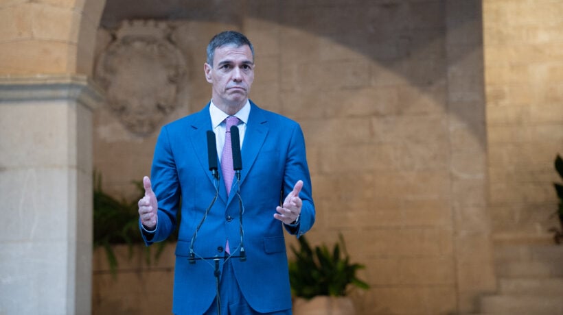 Giravolta di Sanchez: criticava la Meloni, ma la imita