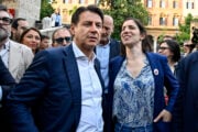 Mentre Elly è in vacanza Conte si fa anti woke per scipparle la leadership