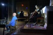 Hyun-Jung Berger esegue Sono qui di Manos Tsangaris nella chiesa di San Rocco ad Asiago