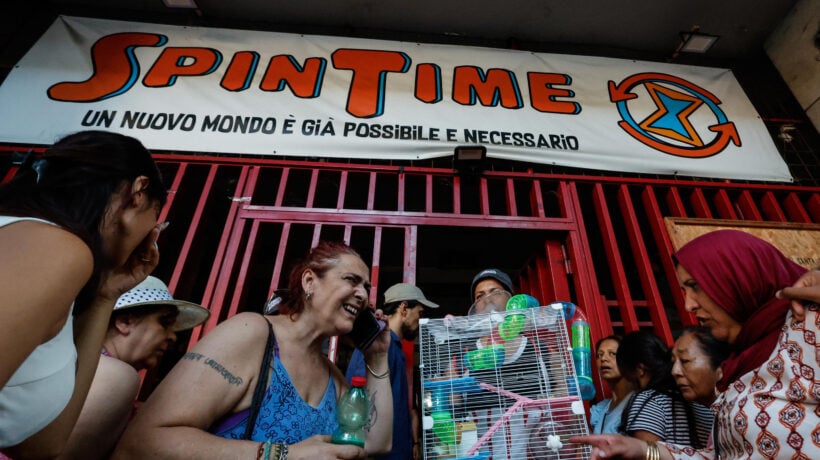 La soluzione del popolo di Spin time «Pagate il palazzo e regalatecelo»