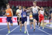 Lorenzo Benati dell’Italia davanti a Charles Dobson nella finale della 4x400 agli Europei di Birmingham