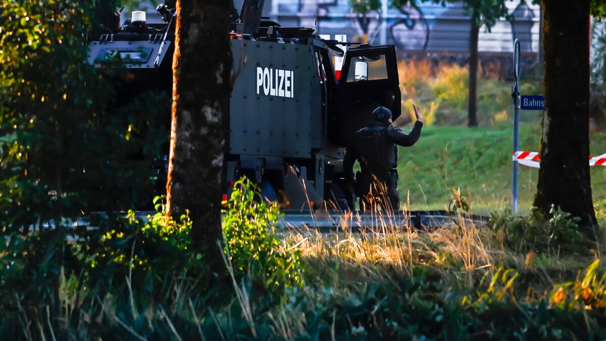Agenti di polizia armati e veicolo blindato vicino all’ippodromo di Schachen dopo la sparatoria al rave di Aarau