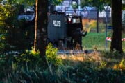 Agenti di polizia armati e veicolo blindato vicino all’ippodromo di Schachen dopo la sparatoria al rave di Aarau