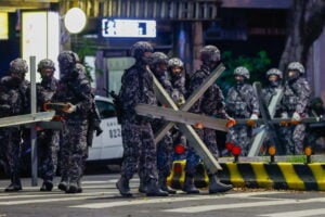 Polizia militare taiwanese installa blocchi stradali durante le esercitazioni Han Kuang