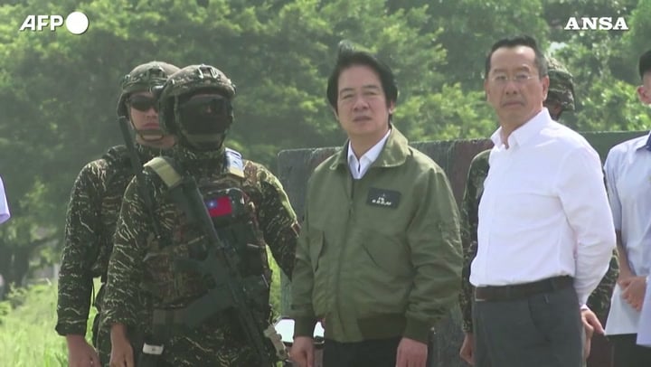 Il presidente di Taiwan ispeziona le esercitazioni della Marina