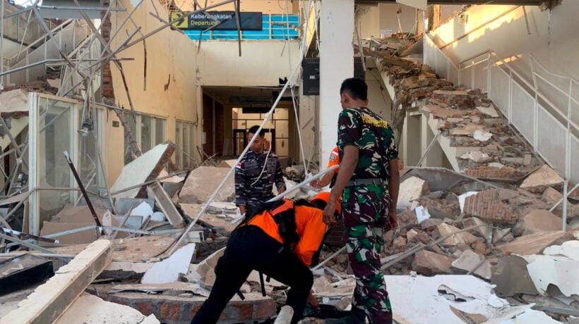 Terremoto 7,7 in Indonesia, almeno 20 morti: crolli e strade isolate