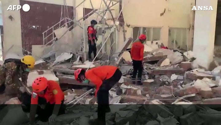 Terremoto in Indonesia, i morti sono almeno 20: si cercano superstiti