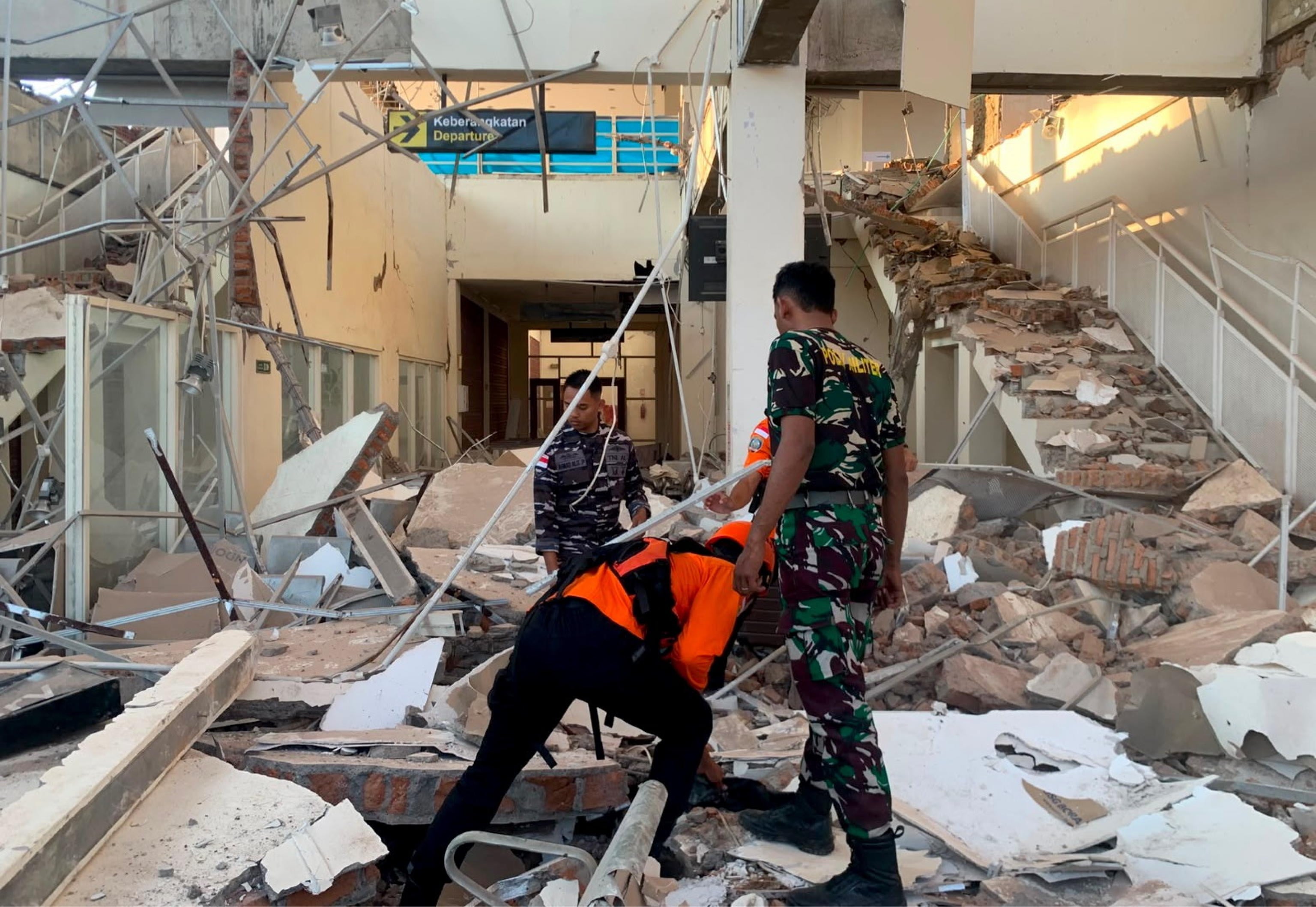 terremoto 77 in indonesia almeno 20 morti crolli e strade isolate da Laverita.info terremoto 77 in indonesia almeno 20 morti crolli e strade isolate