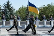 Militari ucraini partecipano alla cerimonia dell’alzabandiera nazionale a Kiev
