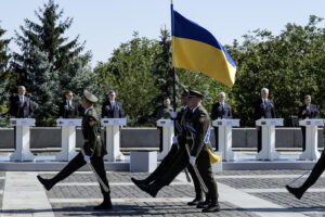 Militari ucraini partecipano alla cerimonia dell’alzabandiera nazionale a Kiev