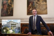 Simone Venturini con il rendering del progetto della moschea a Mestre