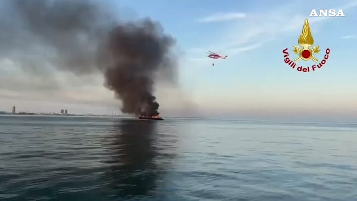 Incendio di uno Yacht al largo di Jesolo, tutti salvi a bordo