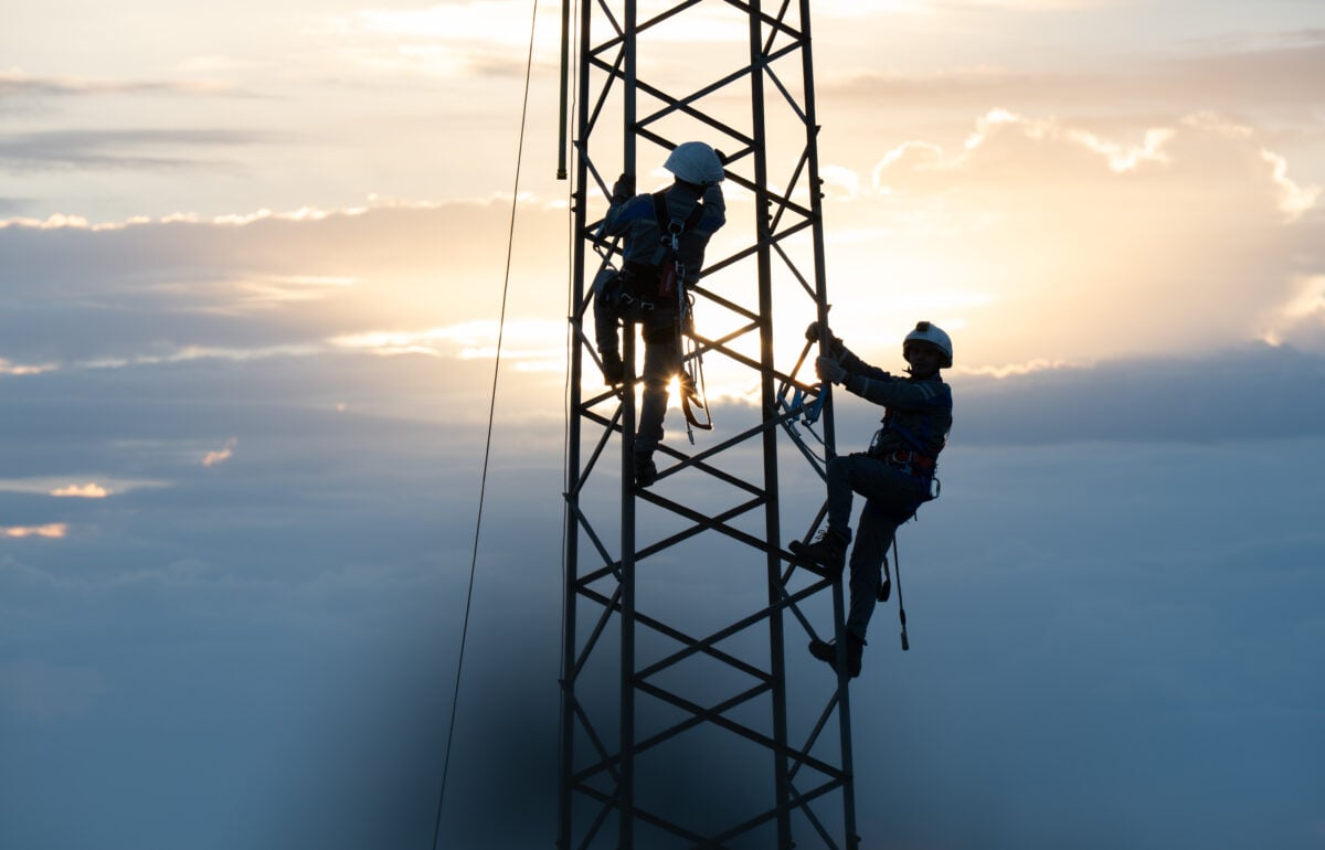 Tecnici Enel al lavoro su un traliccio per il potenziamento e la sicurezza della rete elettrica