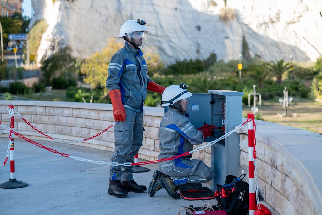 Tecnici Enel che effettuano controlli e manutenzione su una centralina di rete urbana