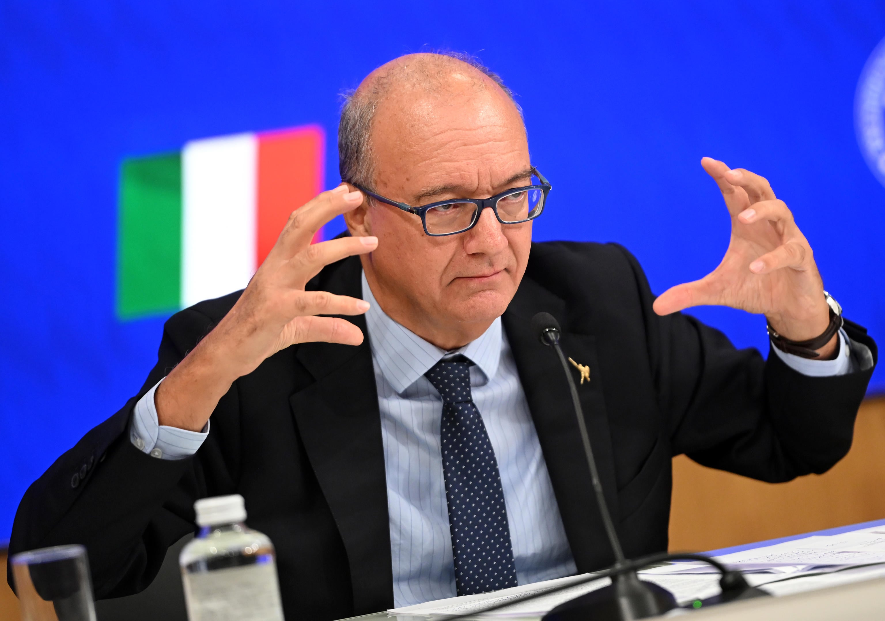 caccia alla manina che ha dato ai media la bozza bocciata da Laverita.info caccia alla manina che ha dato ai media la bozza bocciata