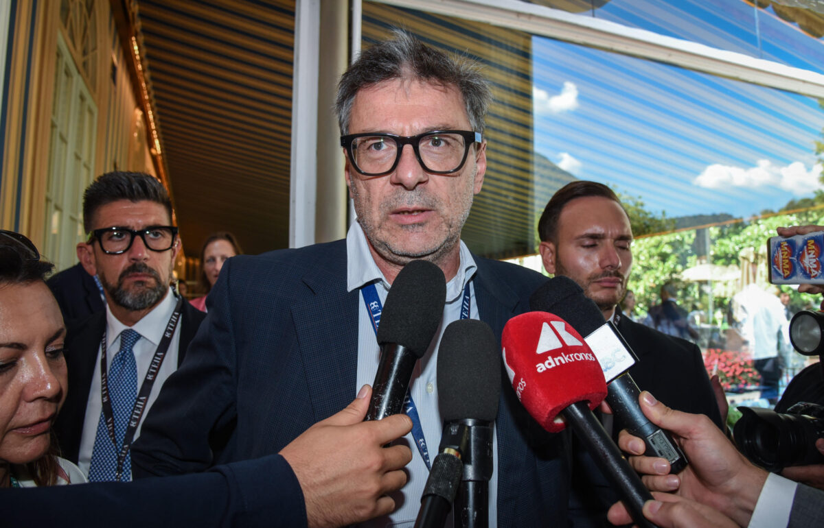 Giorgetti dà la sveglia agli imprenditori: «Aumentate i salari, sono investimenti»