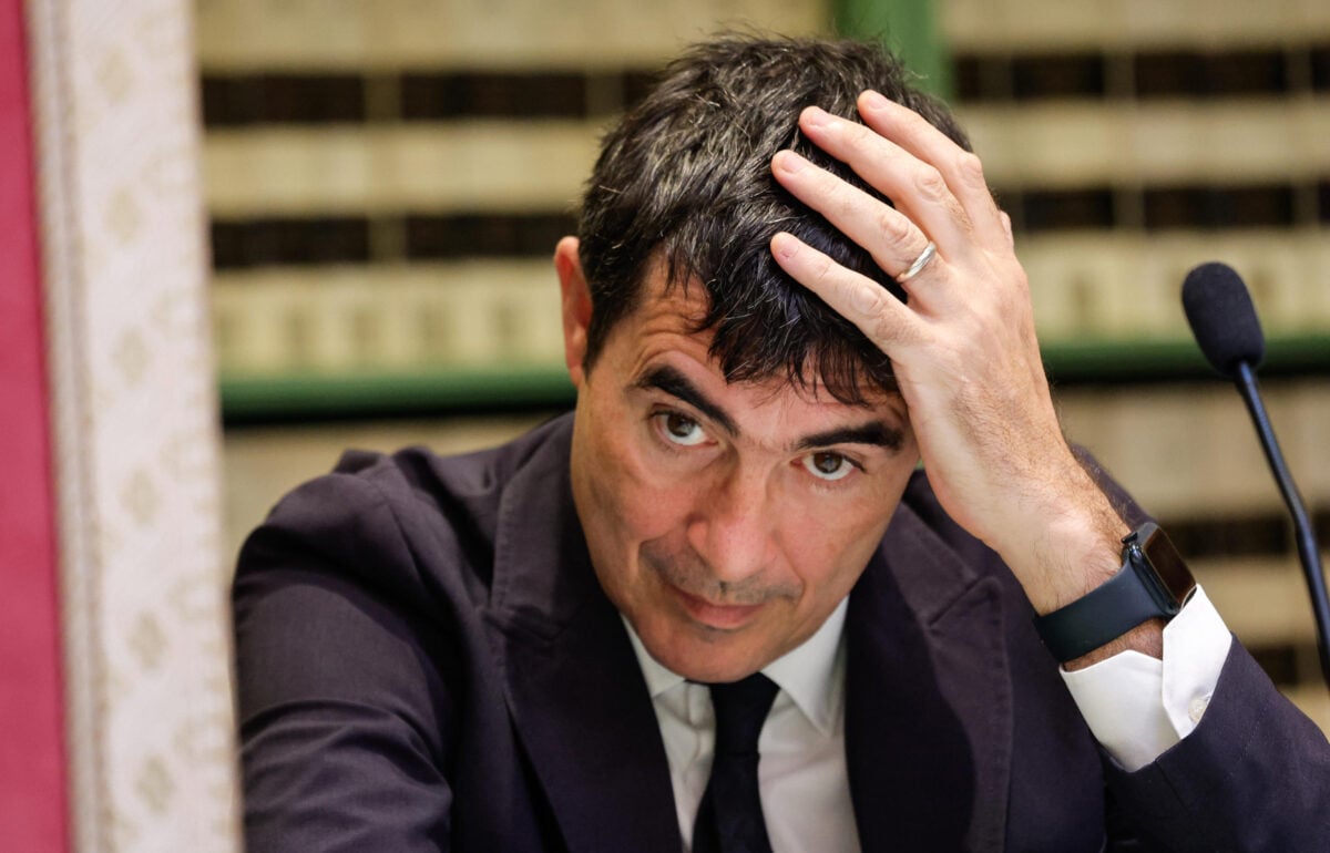 Fratoianni fa la predica sui rincari dal lido con gli ombrelloni a 80 euro