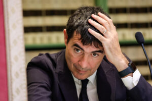 Fratoianni fa la predica sui rincari dal lido con gli ombrelloni a 80 euro