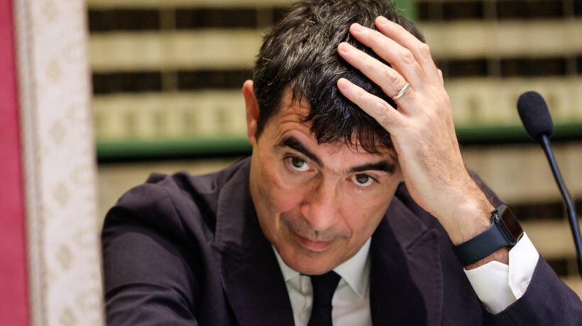 Fratoianni fa la predica sui rincari dal lido con gli ombrelloni a 80 euro