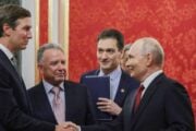 Witkoff celebra la missione diplomatica. Gli 007 ucraini: «La Russia può combattere fino al 2028»