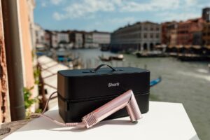 FlexStyle IONCurl, Shark Beauty porta a Venezia la nuova sfida ai capelli crespi