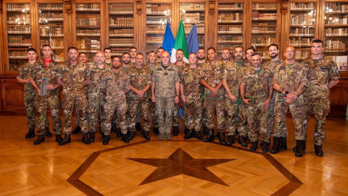 Esercito, 24 militari premiati per aver salvato vite: «Siete motivo di orgoglio per il Paese»