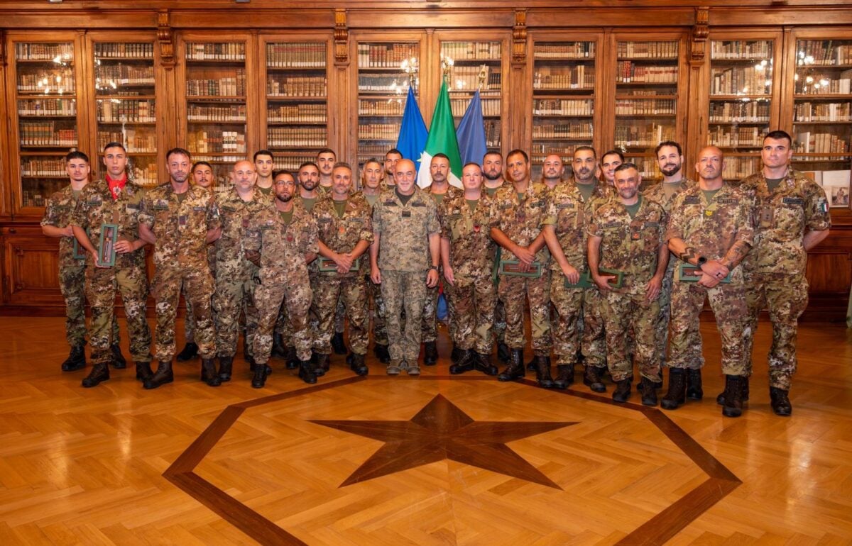 Esercito, 24 militari premiati per aver salvato vite: «Siete motivo di orgoglio per il Paese»