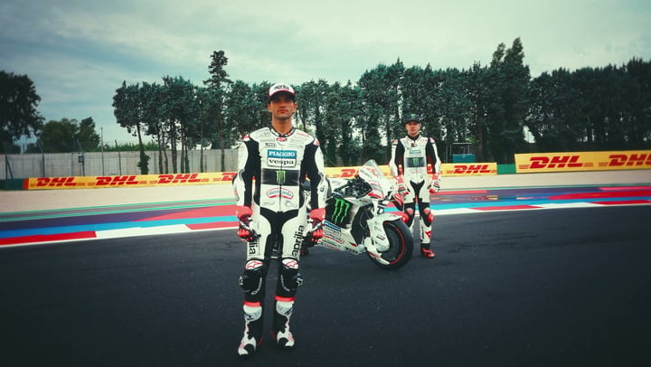 Aprilia Racing celebra gli 80 anni di Vespa con la livrea «Perla Bianca» a Misano