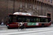 Il Pd toglie il bus ai poveri e lo regala agli immigrati