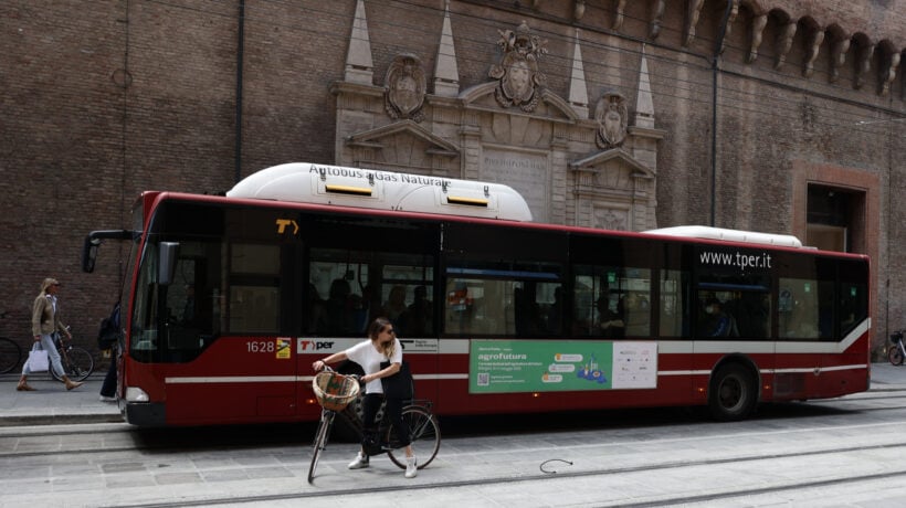 Il Pd toglie il bus ai poveri e lo regala agli immigrati