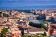 Rialzo dei tassi e veti agli affitti brevi. L’Europa blocca il mercato della casa