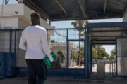 Follia, l’Europa paga le scarpe ai migranti a Melilla
