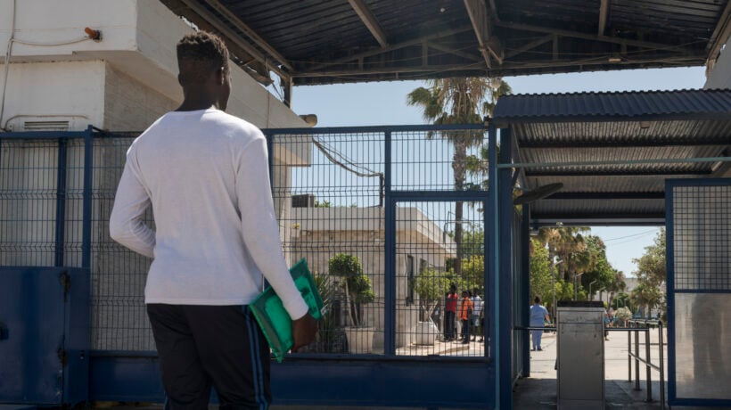 Follia, l’Europa paga le scarpe ai migranti a Melilla