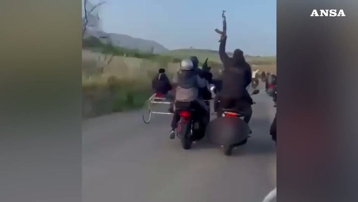 corsa clandestina di cavalli con un kalashnikov arrestato 21enne da Laverita.info corsa clandestina di cavalli con un kalashnikov arrestato 21enne