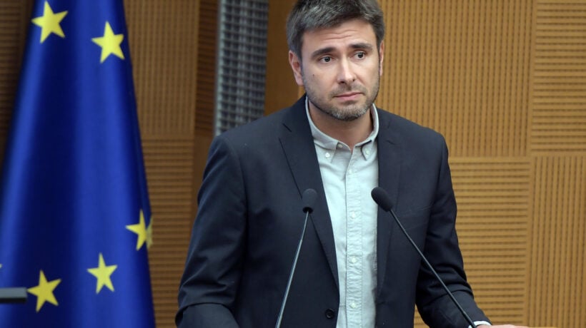 Hannoun sognava Di Battista spallone