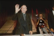 Don Luigi Giussani durante un incontro pubblico negli anni Ottanta