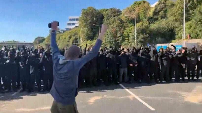 Mega protesta al porto di Dover: «Fermate le barche dei clandestini»