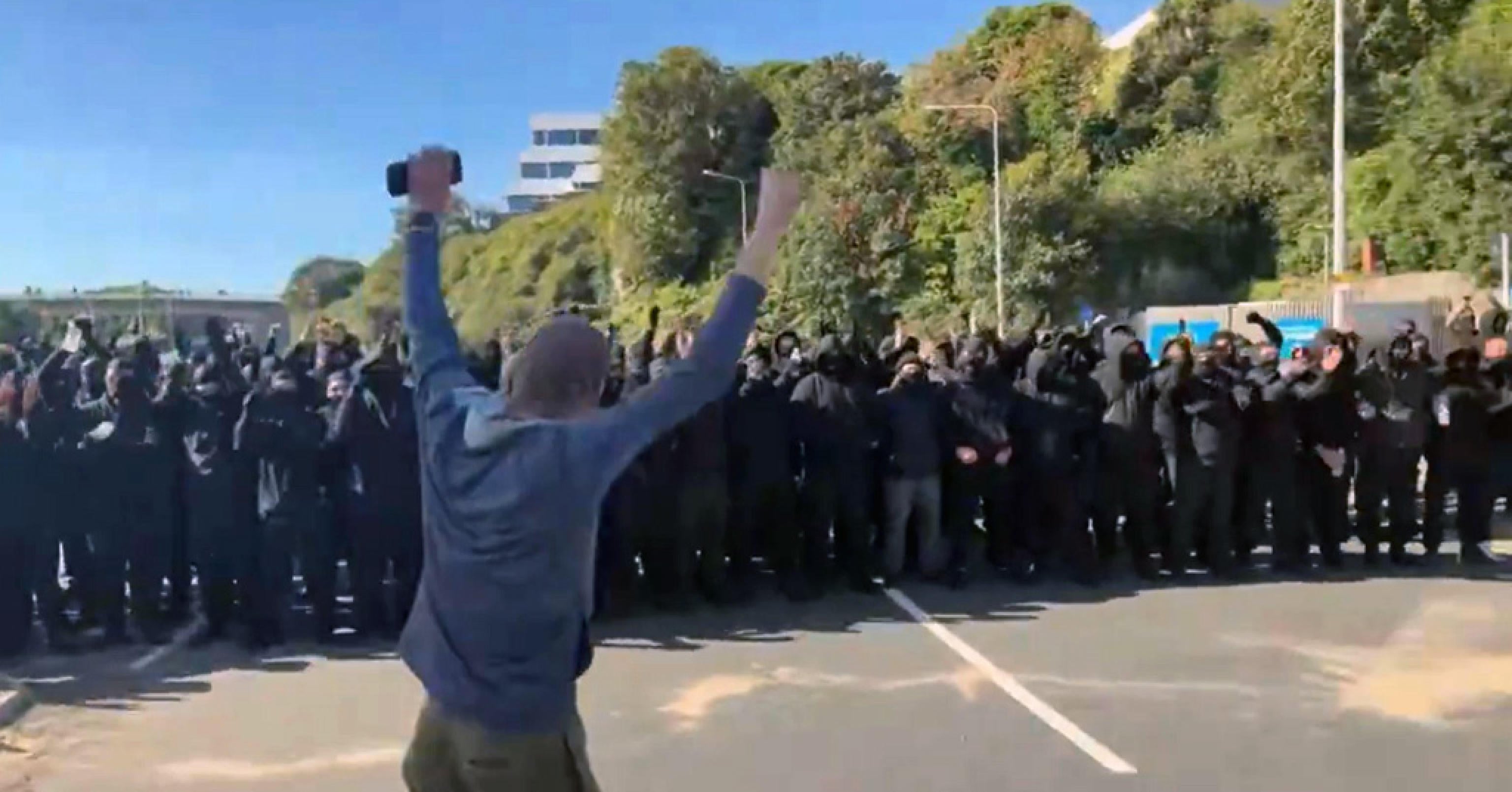 mega protesta al porto di dover fermate le barche dei clandestini da Laverita.info mega protesta al porto di dover fermate le barche dei clandestini