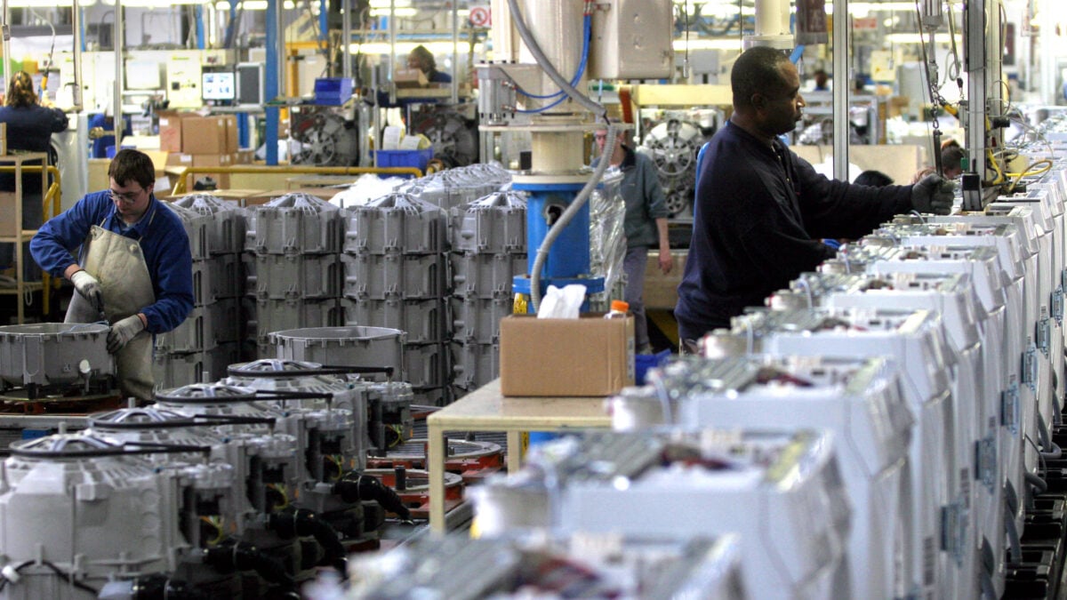 I cinesi svuotano il frigo di Electrolux e spostano in Asia la produzione