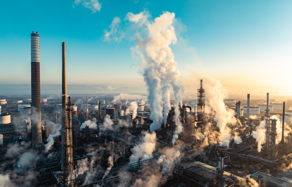Ciminiere di un complesso industriale con emissioni di fumo