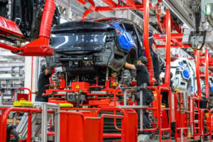 Gli operai insegnano ai robot come sostituirli