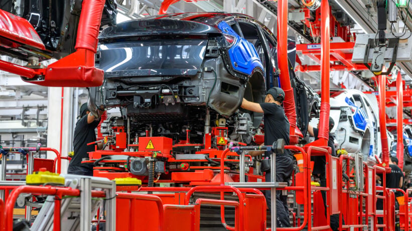 Gli operai insegnano ai robot come sostituirli